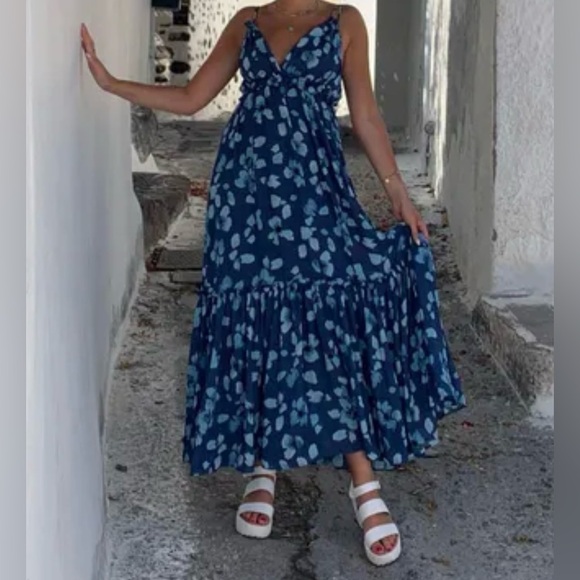 Abercrombie & Fitch Dresses & Skirts - Abercrombie Floaty Femme Ruffle Maxi Dress Sleeveless Blue Floral V-neck Sz XS